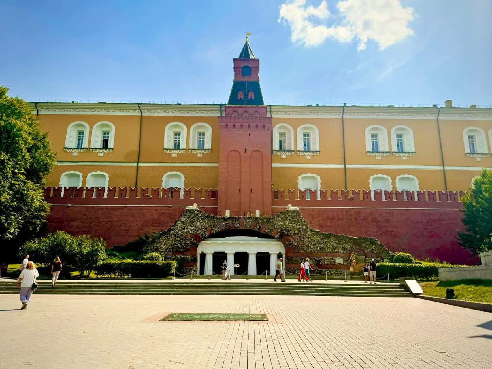 تیم MySchoolAC در محیط آموزشی